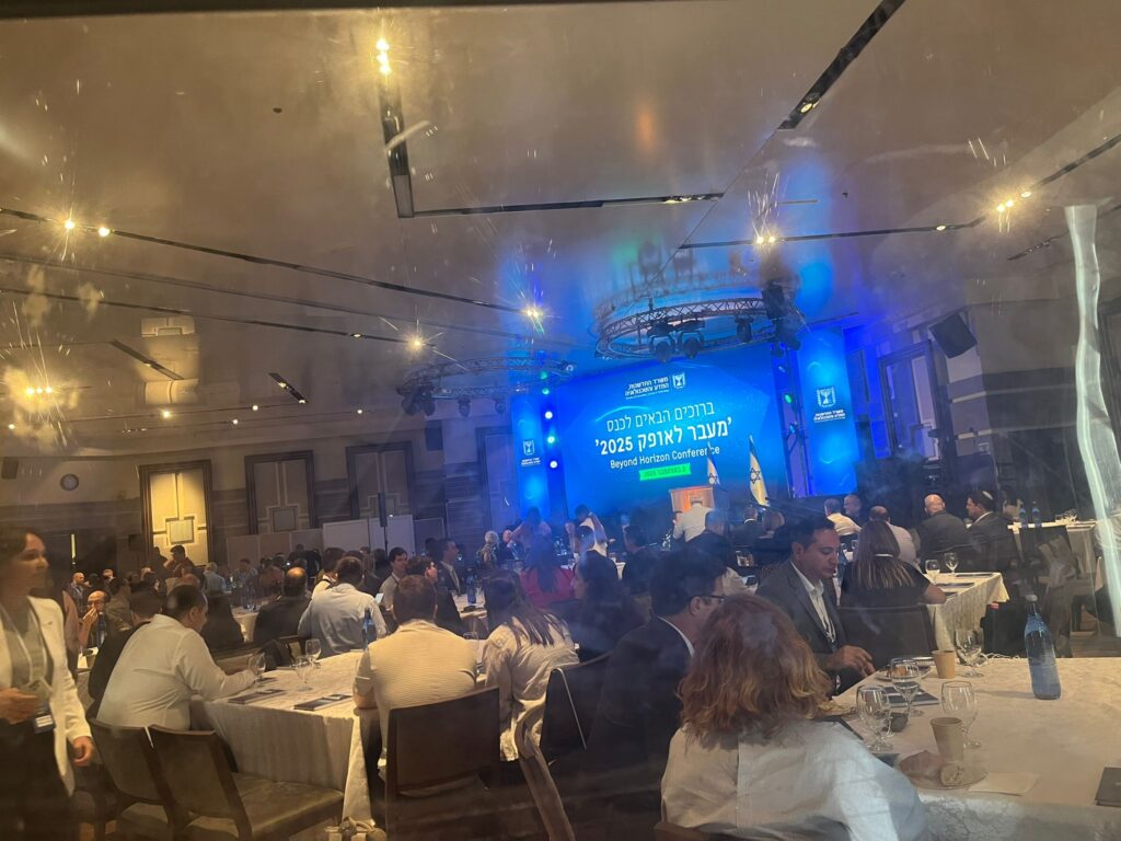 גשר אל העתיד: תרגום סימולטני בכנס “מעבר לאופק 2025”