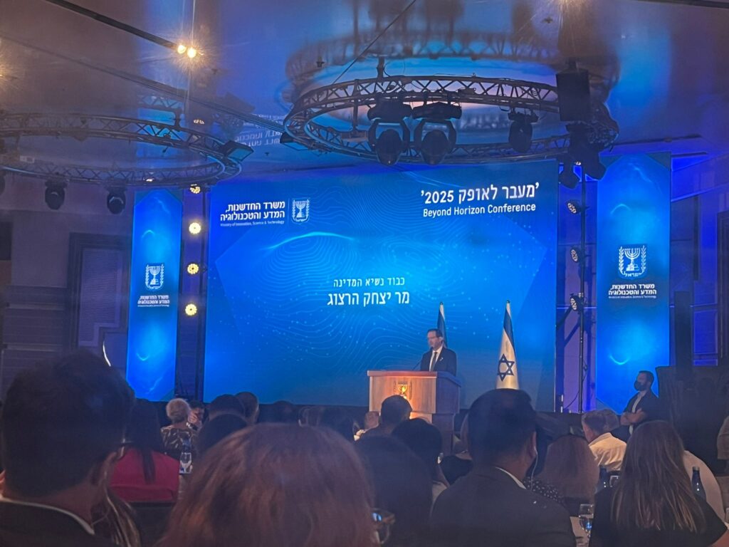 גשר אל העתיד: תרגום סימולטני בכנס “מעבר לאופק 2025”