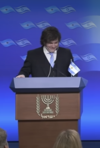 נשיא ארגנטינה מקשיב לתרגום סימולטני ביירון