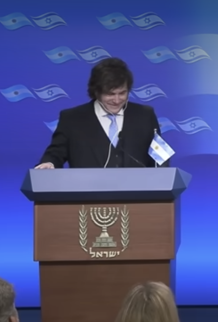 נשיא ארגנטינה מקשיב לתרגום סימולטני ביירון