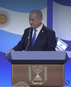 בנימין נתניהו מקשיב לתרגום סימולטני של ביירון